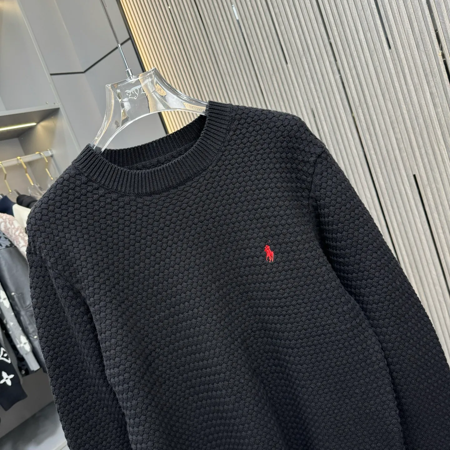 P290 Ralph Lauren 25FW crew neck sweater. The fabric is made of top-quality cashmere yarn. The new autumn and winter Oblique jacquard knitted cashmere sweater has a double-sided wearable design and is made of high-quality cashmere material. After fine weaving process, it presents a soft and comfortable touch and excellent thermal performance. The iconic Oblique jacquard pattern is perfectly presented through precision knitting technology. It can be worn on both sides, showing different style charms. The round neck design is simple and elegant, suitable for various matching occasions. Exquisite knitting technology ensures that the clothes are not easily deformed and remain crisp and long-lasting. The double-sided design concept reflects LV's perfect balance of practicality and fashion. Each sweater undergoes strict quality inspection to ensure that the quality meets the brand's consistently high standards. This knitted item combines warmth and style, making it an exquisite addition to your autumn and winter wardrobe. Size:S/M/L/XL